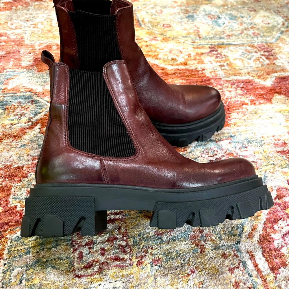 Steven Madden Chelsea Boot with Chunky Sole